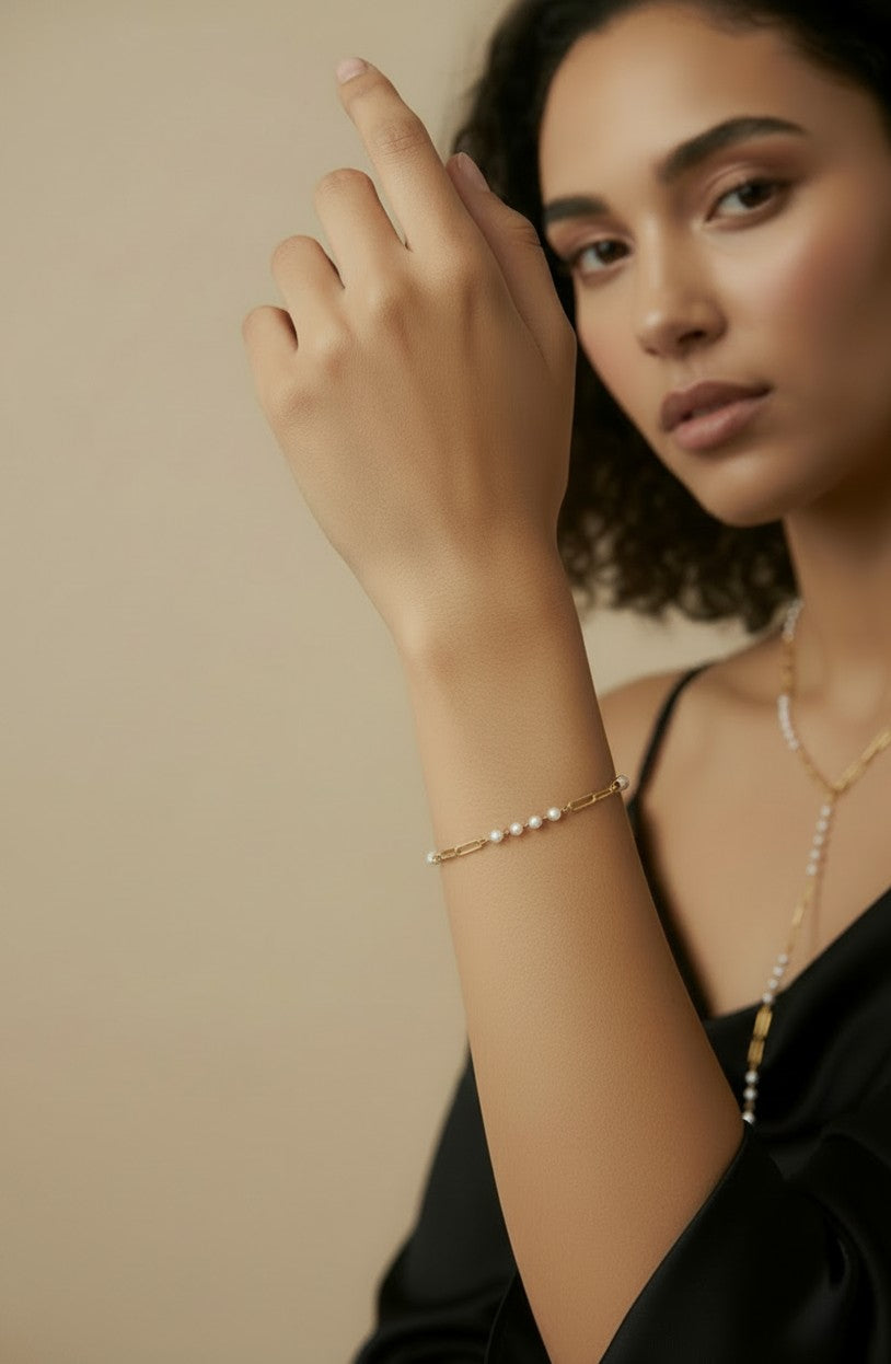✨ 18k Gold Filled Diamond-Cut Paperclip & Pearl Bracelet — Modern Edge Meets Timeless Softness