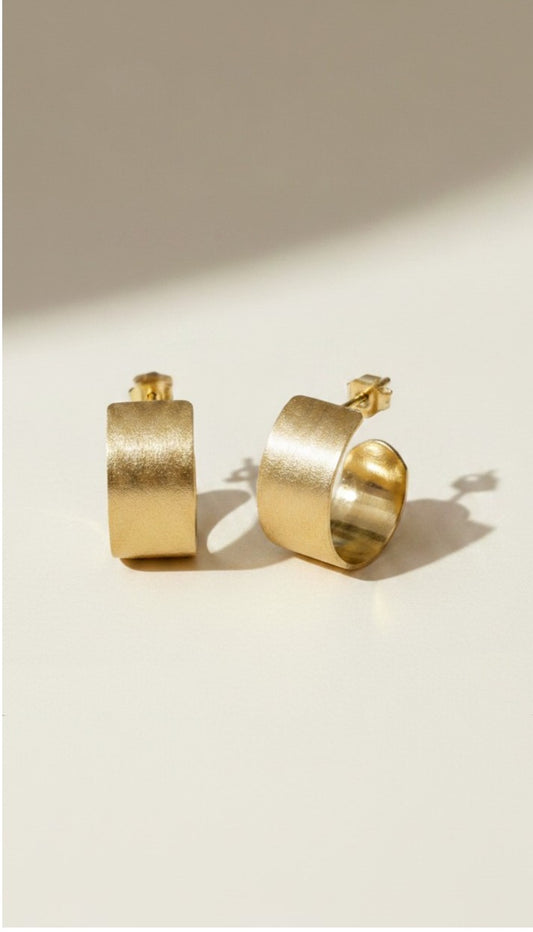 ✨ 18k Gold Filled Brushed Wide C-Hoop Earrings — The Classic Hoop. A Finish That Changes Everything.