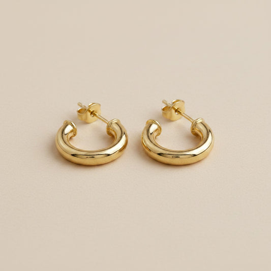 ✨ 18k Gold Filled Mini C-Hoop Earrings — The Classic Shape, Scaled to Everyday Perfection.