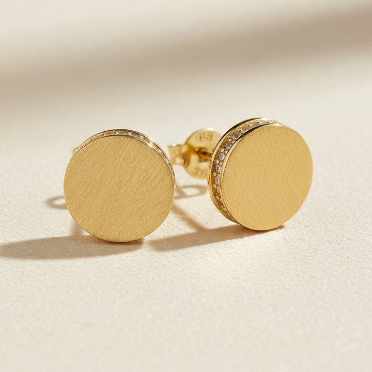 ✨ 18k Gold Filled Brushed Button Stud Earrings — Matte Gold. Edge Sparkle. The Detail That Makes It.