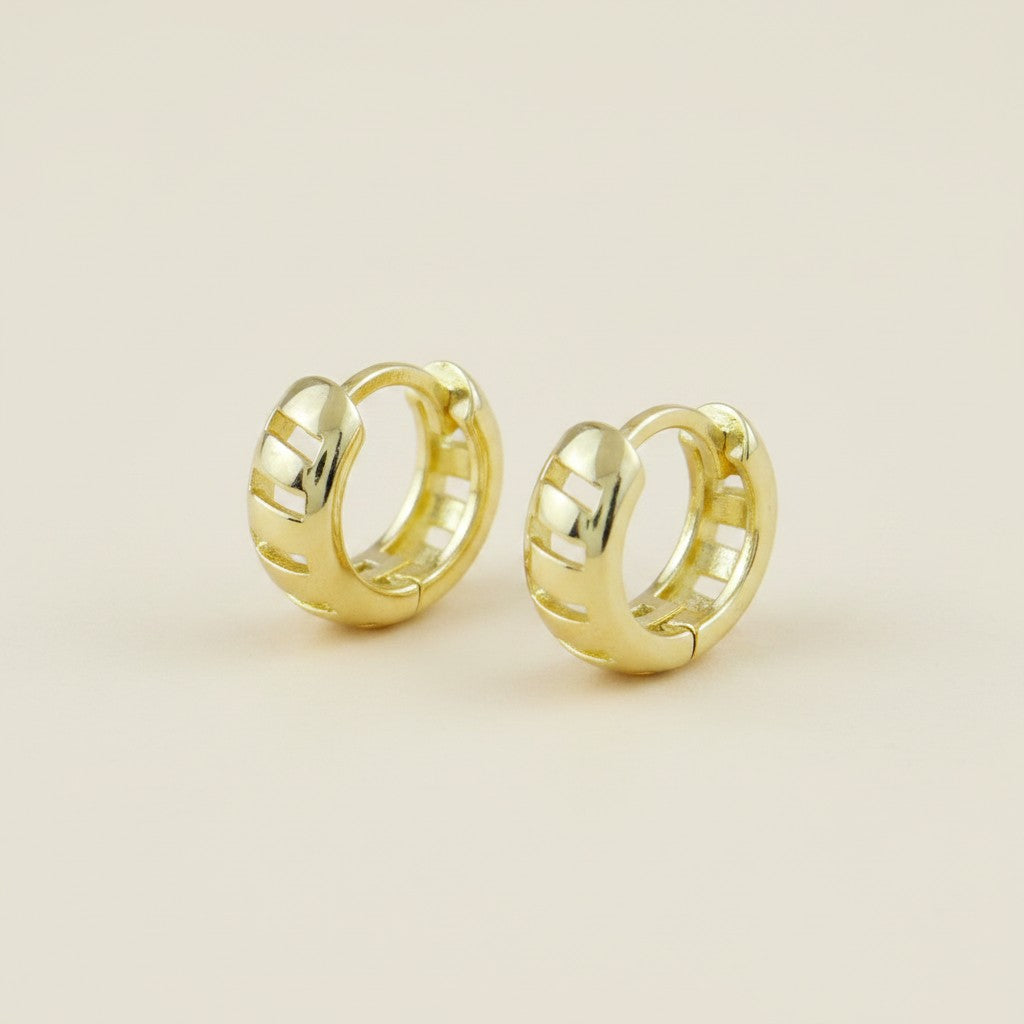 ✨ 18k Gold Filled Small Ribbon Huggie Hoop Earrings — The Cut-Through Pattern, Now Even More Petite.