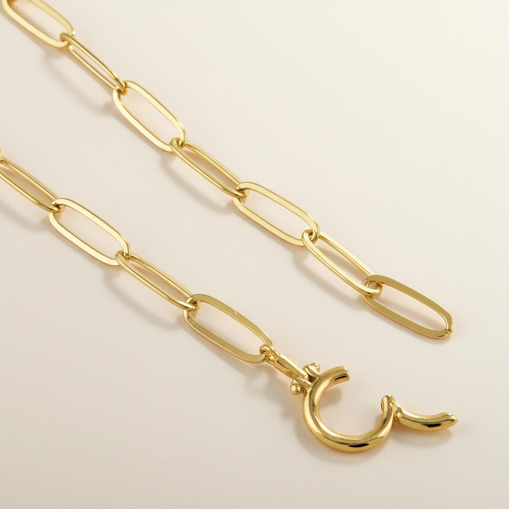 ✨ 18k Gold Filled Paperclip Necklace with Clicker Clasp — The Silhouette Everyone Knows. A Detail Nobody Expects.