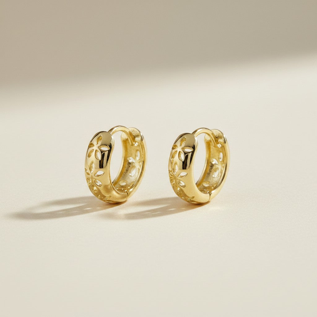 🌿 18k Gold Filled Leaf Huggie Earrings — Nature's Detail. Gold's Warmth. Your Ear's New Essential.