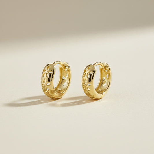 🌿 18k Gold Filled Leaf Huggie Earrings — Nature's Detail. Gold's Warmth. Your Ear's New Essential.
