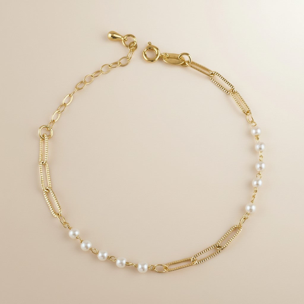 ✨ 18k Gold Filled Diamond-Cut Paperclip & Pearl Bracelet — Modern Edge Meets Timeless Softness