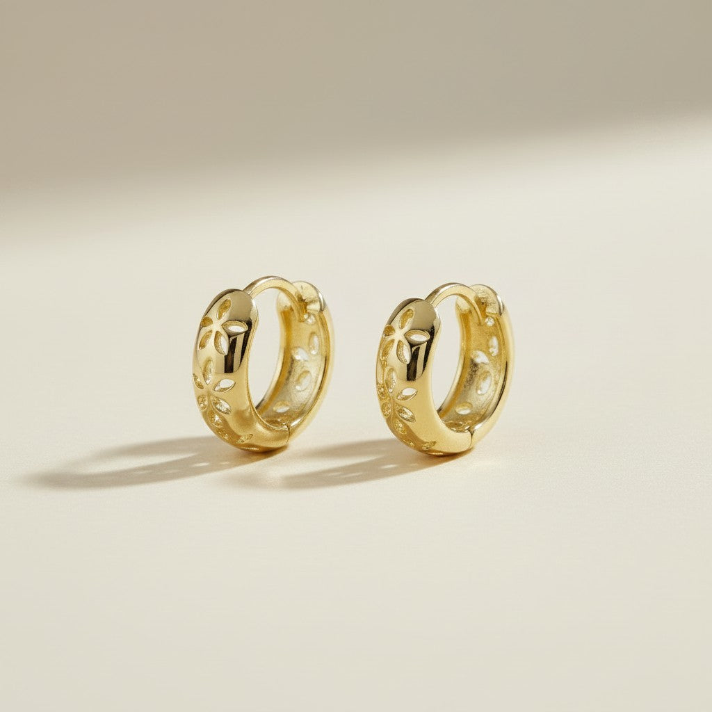 🌿 18k Gold Filled Leaf Huggie Earrings — Nature's Detail. Gold's Warmth. Your Ear's New Essential.