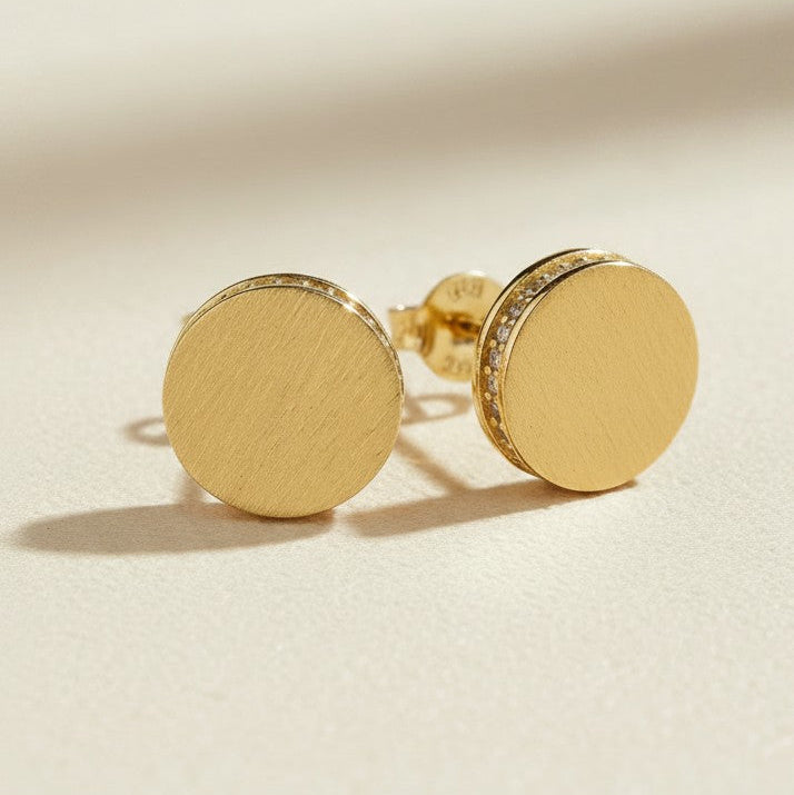 ✨ 18k Gold Filled Brushed Button Stud Earrings — Matte Gold. Edge Sparkle. The Detail That Makes It.
