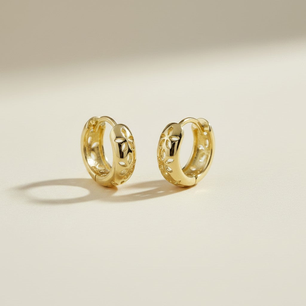🌿 18k Gold Filled Leaf Huggie Earrings — Nature's Detail. Gold's Warmth. Your Ear's New Essential.