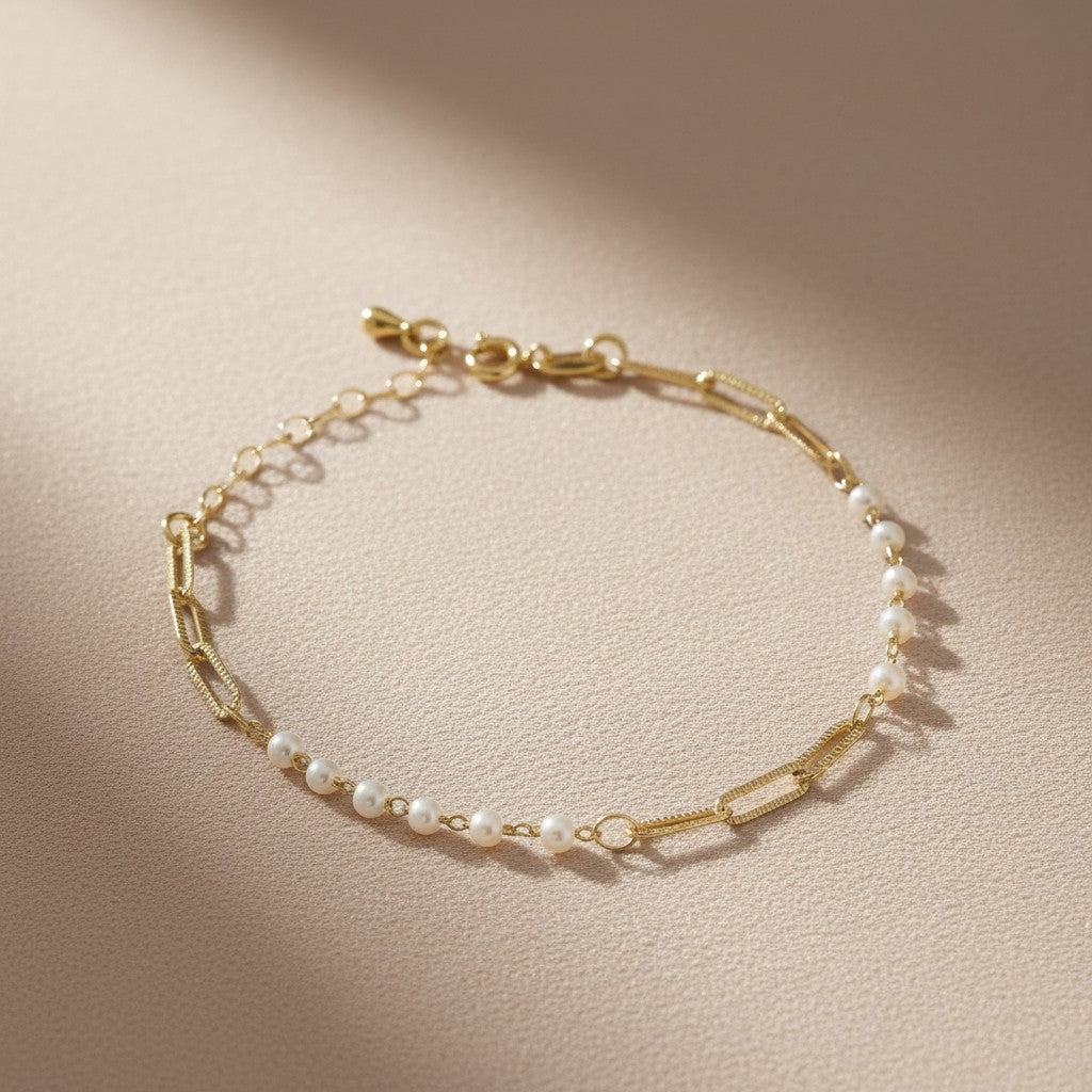 ✨ 18k Gold Filled Diamond-Cut Paperclip & Pearl Bracelet — Modern Edge Meets Timeless Softness