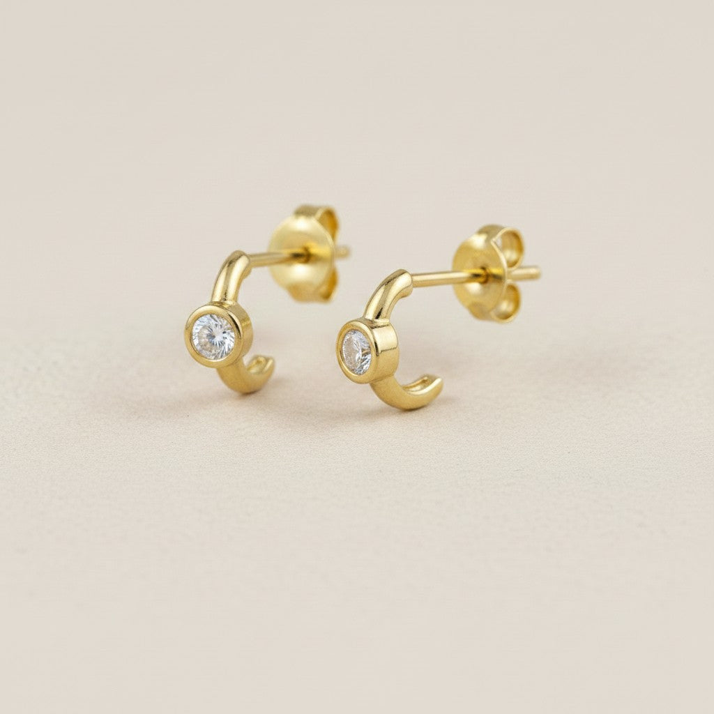✨ 18k Gold Filled Solitaire CZ C-Hoop Earrings — One Stone. One Curve. Everything the Ear Needs.