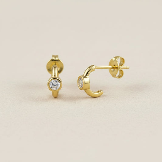 ✨ 18k Gold Filled Solitaire CZ C-Hoop Earrings — One Stone. One Curve. Everything the Ear Needs.