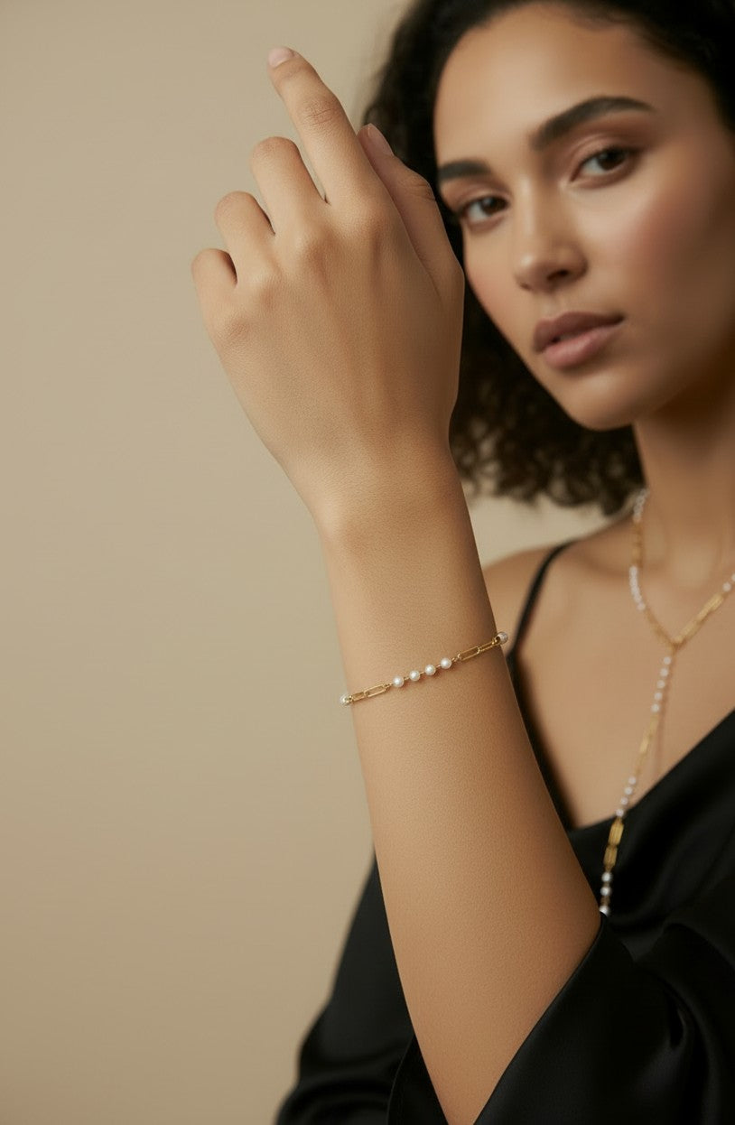 ✨ 18k Gold Filled Diamond-Cut Paperclip & Pearl Bracelet — Modern Edge Meets Timeless Softness
