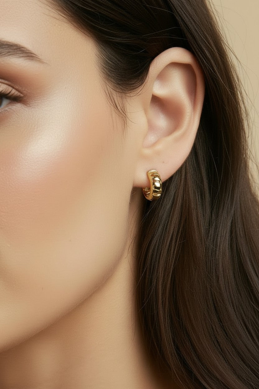 ✨ 18k Gold Filled Small Ribbon Huggie Hoop Earrings — The Cut-Through Pattern, Now Even More Petite.