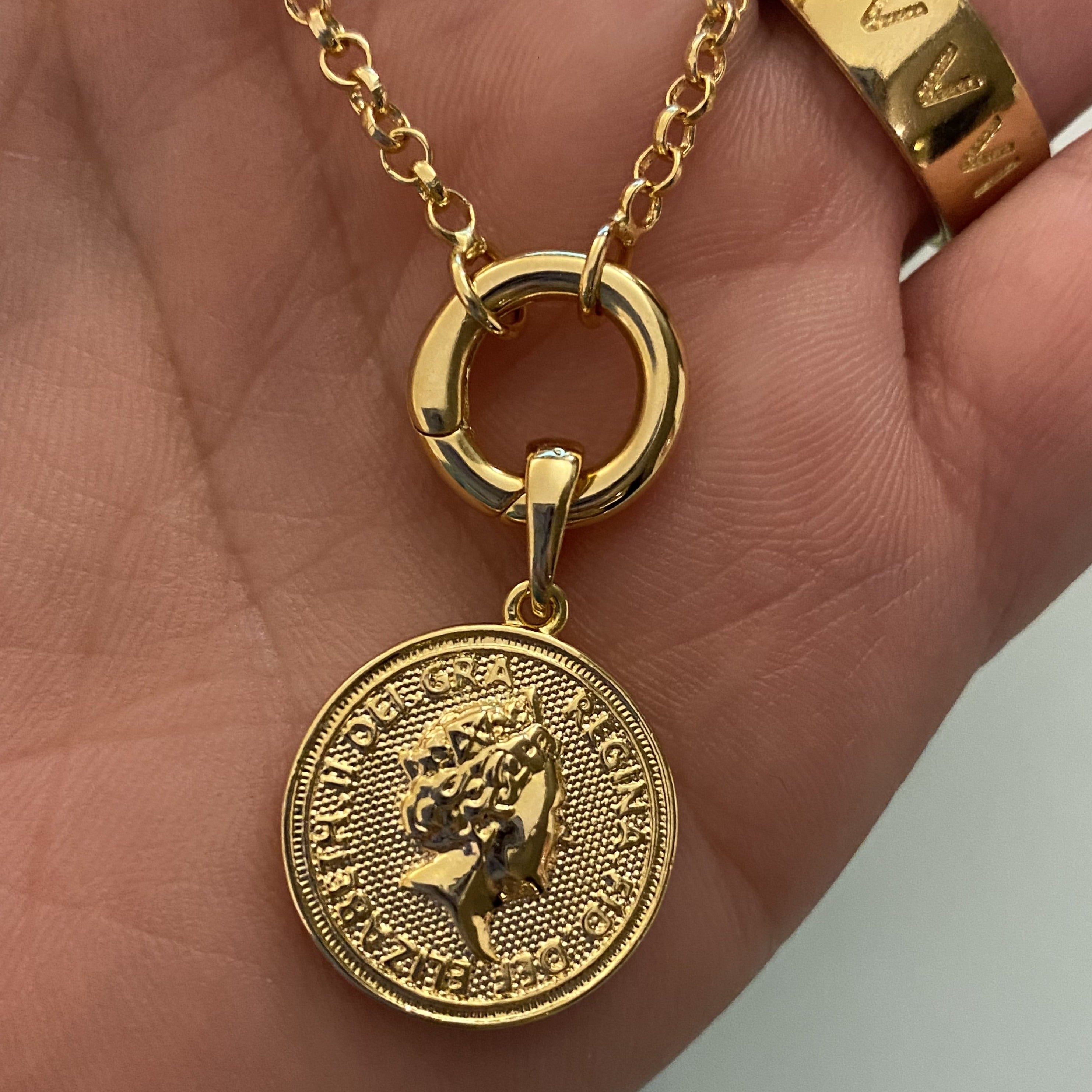 Queen elizabeth outlet gold pendant